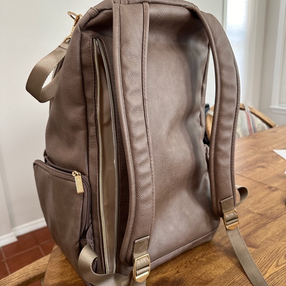 Itzy Ritzy Boss Backpack Diaperbag with large capacity 17 total pockets - Picture 3 of 4